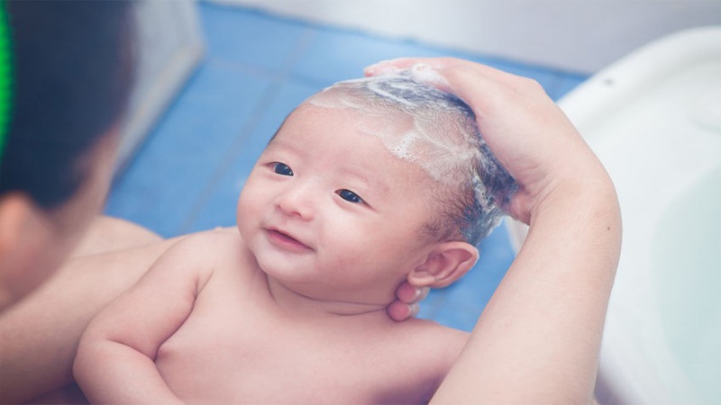 How to Wash a Newborn Baby's Hair - How To Wash a Baby's Hair